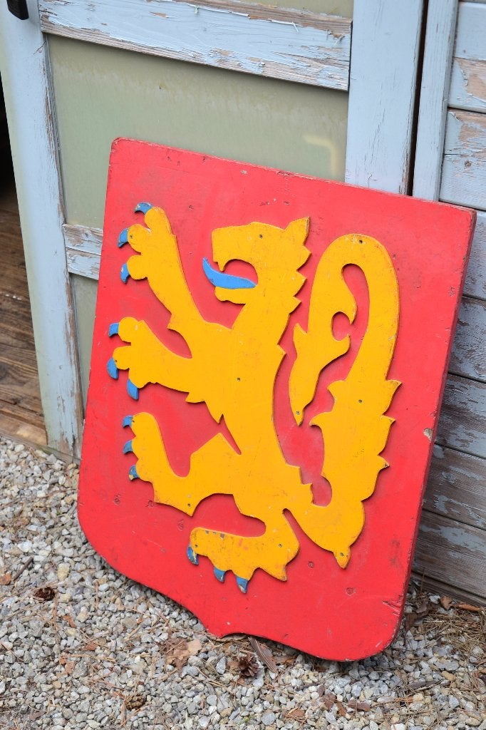 houten wapenschild, Ophalen