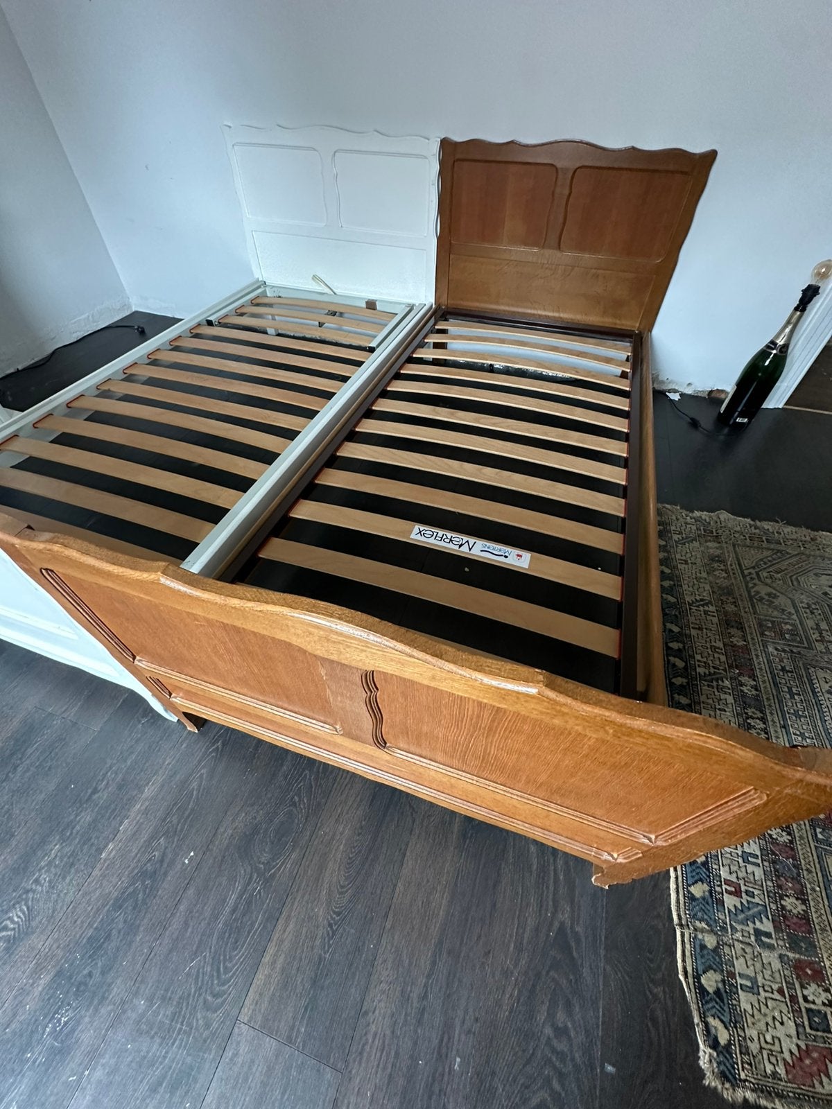 2 1persoonbedjes 218x95 met lattenbodem, Ophalen, Zo goed als nieuw, Bruin