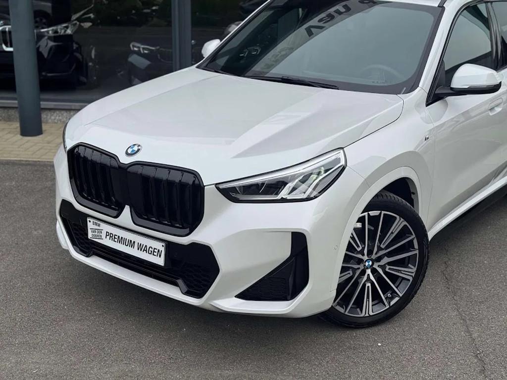 BMW X1 sDrive18i M Sport / PANODAK / TREKHAAK / DODE HOEK, Auto's, Gebruikt, Zwart, 136 pk, Wit