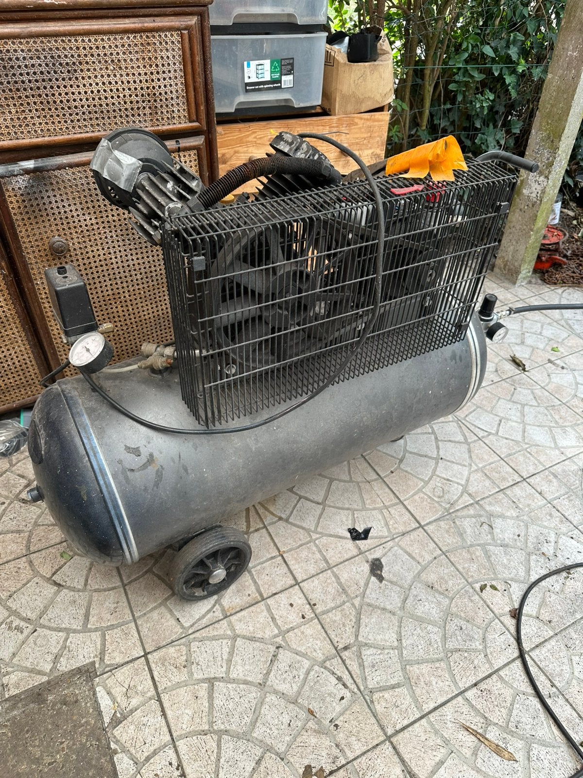 Brown 100 liter compressor 11 bar, Doe-het-zelf en Bouw, Compressors, Ophalen, Zo goed als nieuw