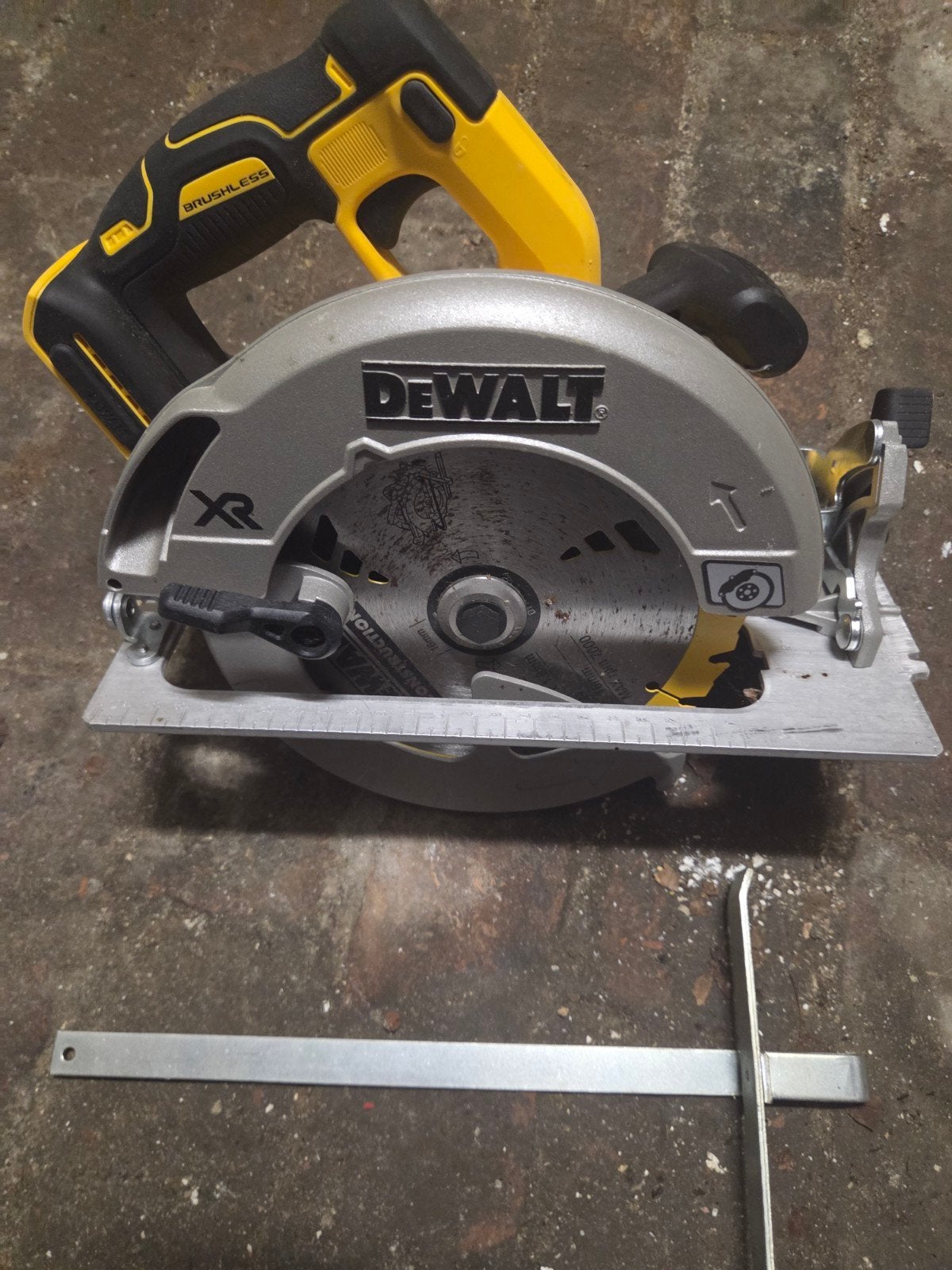 DeWALT DCS570 – Scie circulaire – 150 € pièce, Enlèvement, Scie circulaire