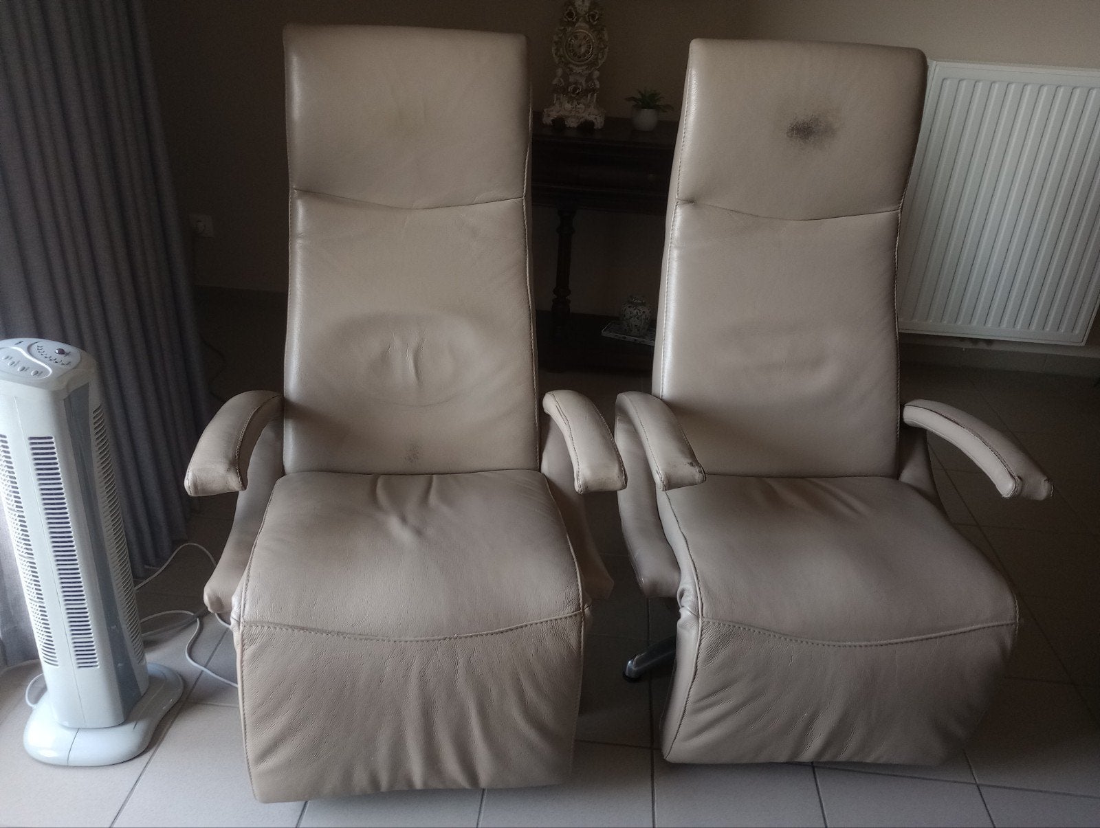 Gratis 2 x beige lederen relax zetel manueel, Ophalen, Gebruikt