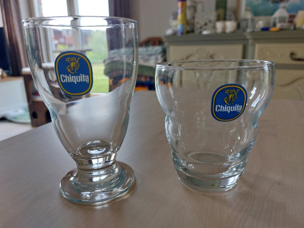 Chiquita glazen – set van 2 – goede staat, Collections, Verres & Petits Verres, Comme neuf, Verre à soda, Enlèvement