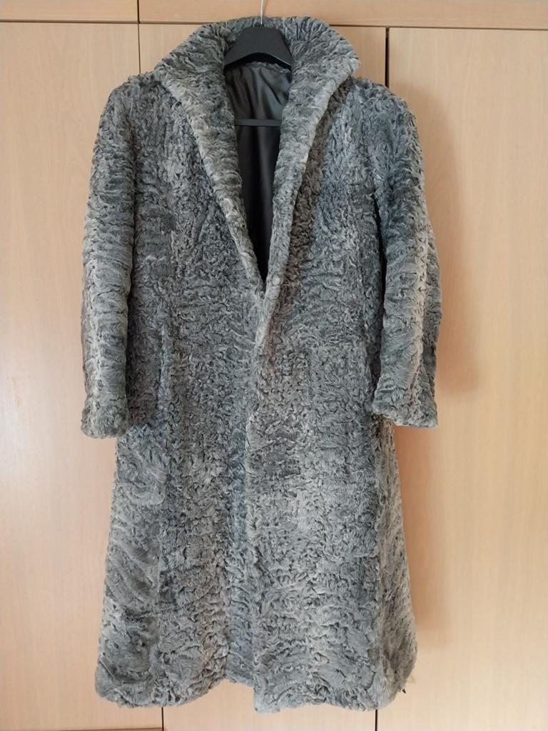 Manteau de fourrure en Astrakan, Ophalen