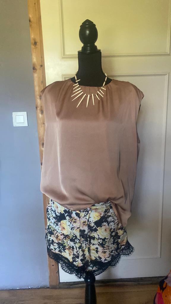 Prachtige topje  maat L en korte broek M, Kleding | Dames, Topjes, Ophalen, Zo goed als nieuw, Maat 42/44 (L)