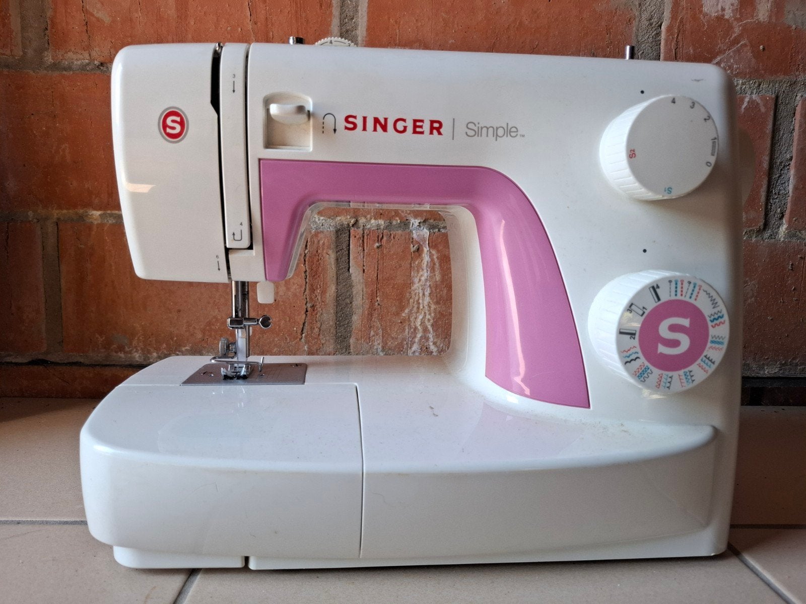 Singer simple model 3223 naaimachine (zo goed als nieuw), Hobby en Vrije tijd, Naaimachines en Toebehoren, Ophalen, Singer, Industrieel