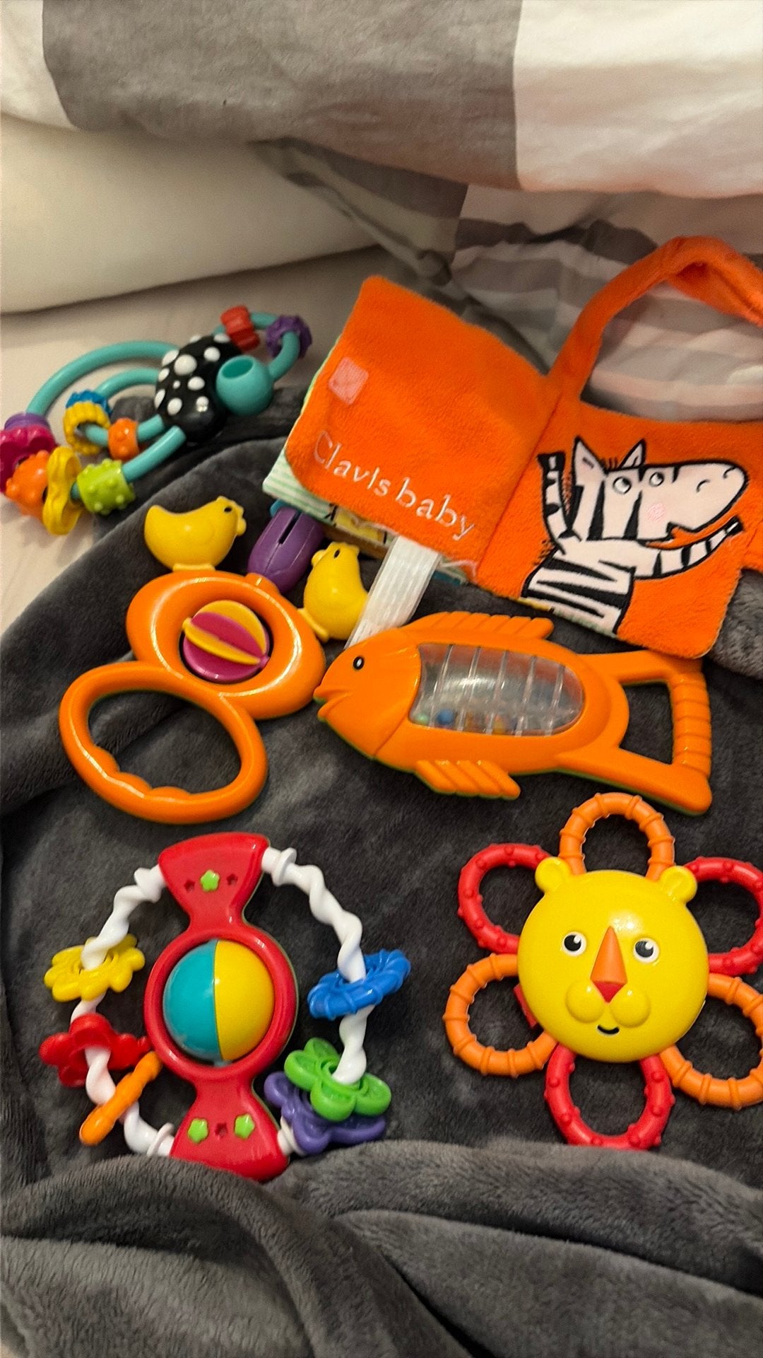 Rammelaars 5 stuks en 1 boekje, Kinderen en Baby's, Speelgoed | Babyspeelgoed, Ophalen, Zo goed als nieuw