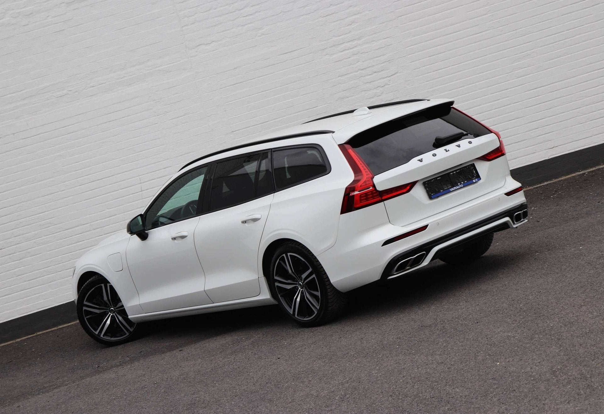 Volvo V60 T6 Recharge AWD PHEV R-Design - Black/H&K/Cam/19", Auto's, Automaat, https://public.car-pass.be/vhr/c4c4e708-4912-40db-8bce-4d03ca3d1eee
