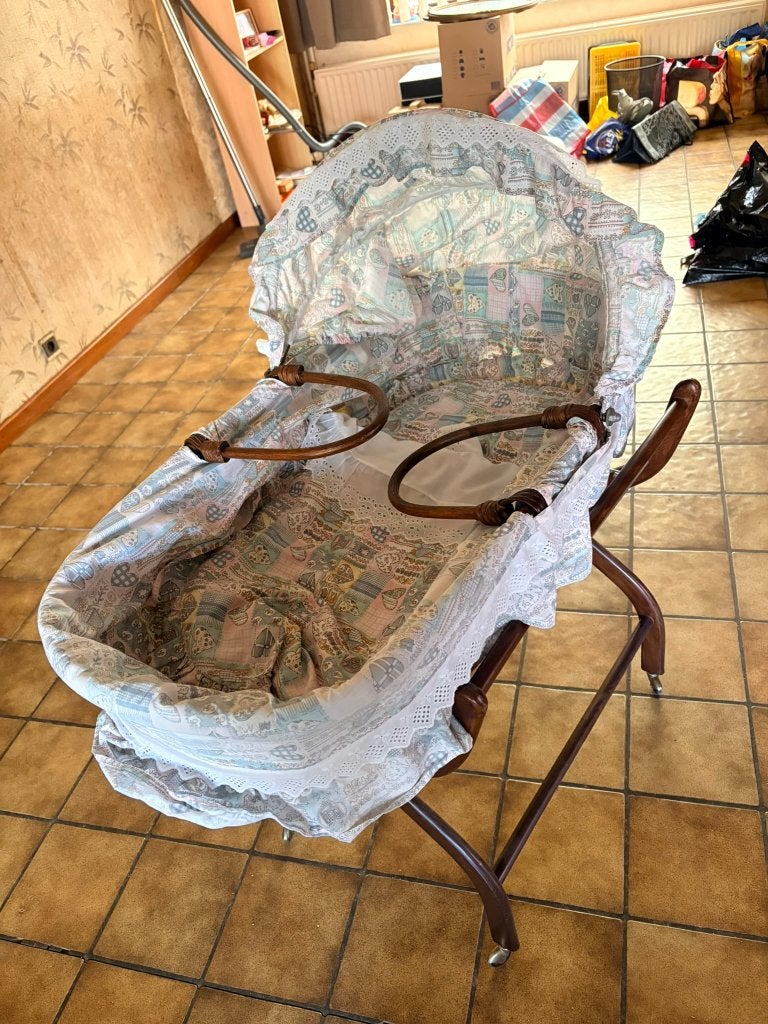 Mooie vintage babywieg met houten onderstel op wieltjes, Ophalen, Gebruikt, Wieg