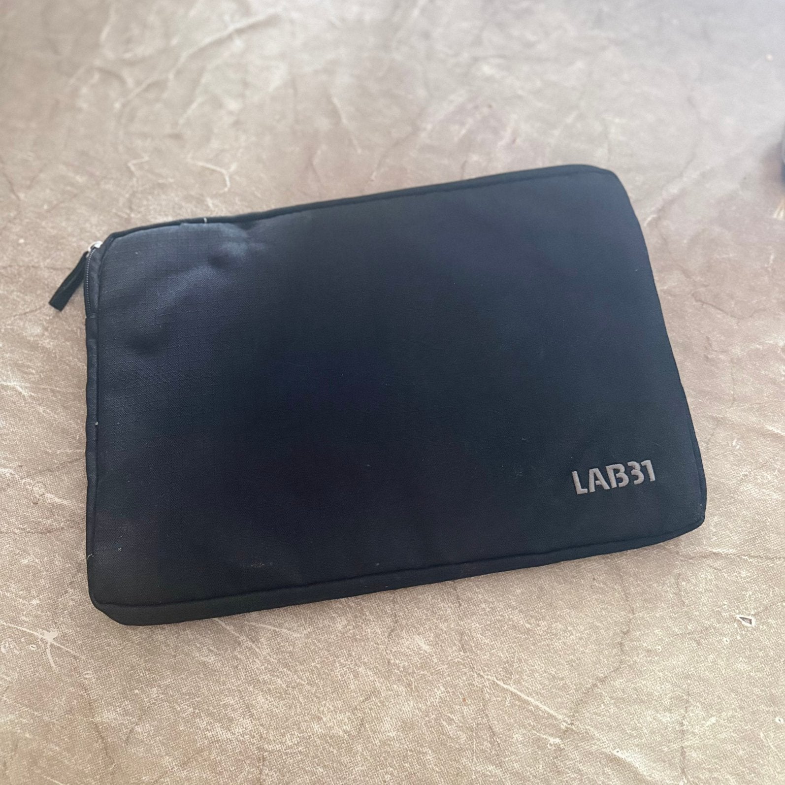 LAB31 laptophoes te koop, Ophalen of Verzenden, Zo goed als nieuw