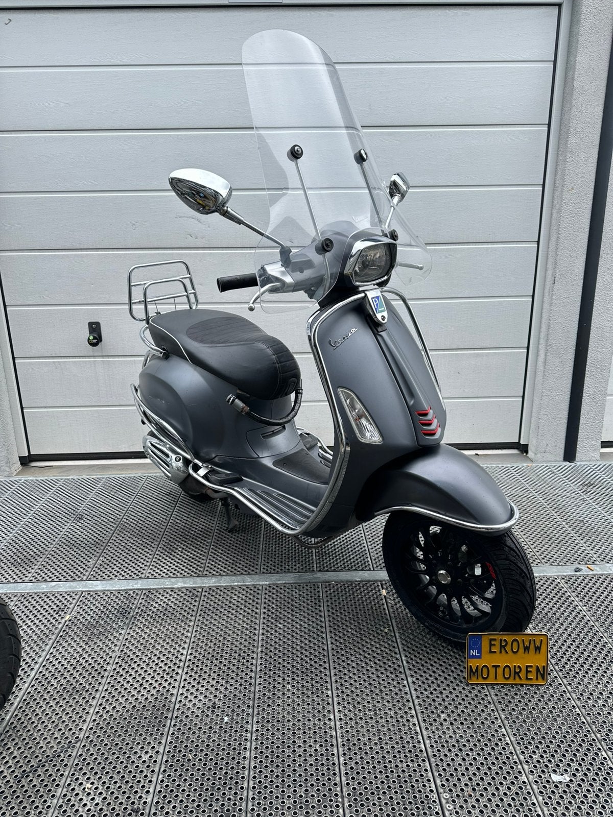 Vespa sprint 2018 iget snor, Fietsen en Brommers, Ophalen, Zo goed als nieuw