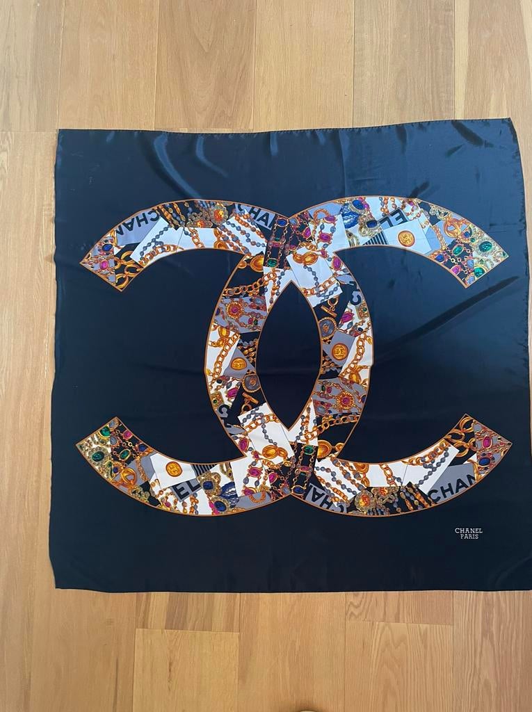 Vintage zijden sjaal Chanel, Kleding | Dames, Ophalen of Verzenden, Zo goed als nieuw, Sjaal
