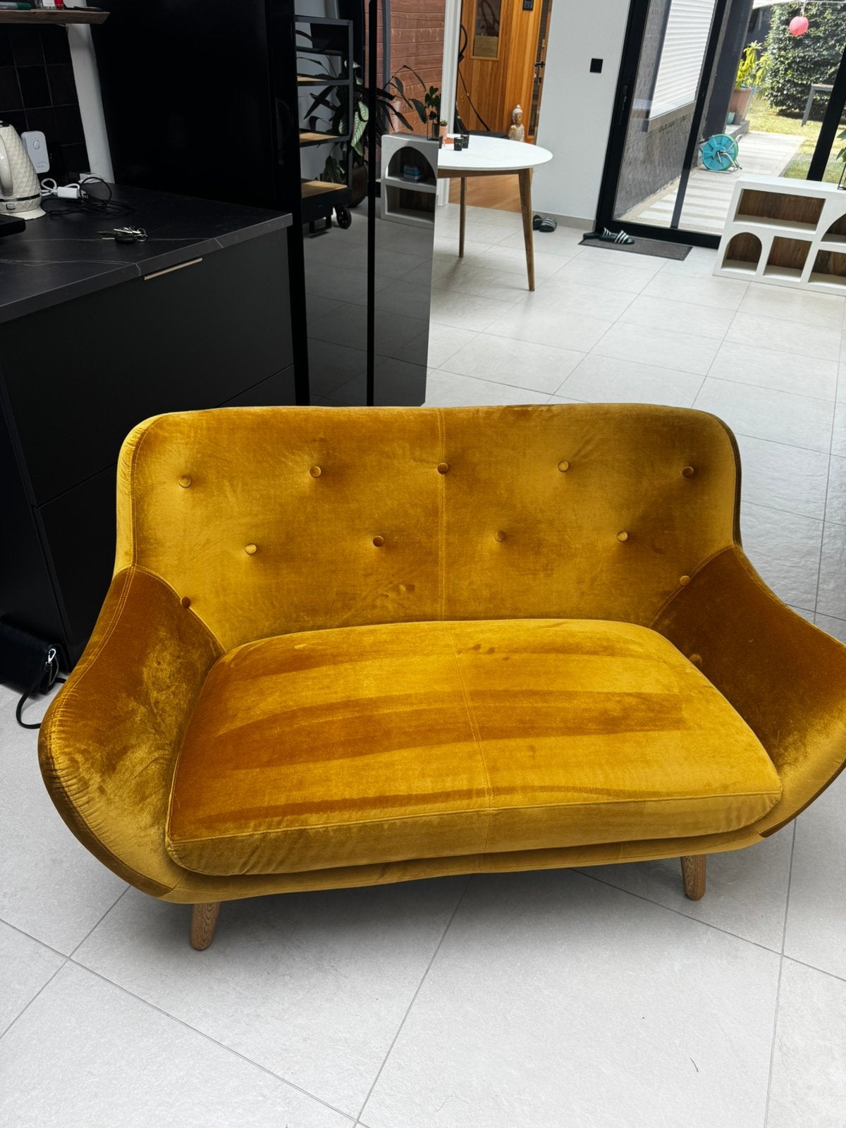 Canapé 2 places en velours ocre jaune/doré, Maison & Meubles, Enlèvement, Comme neuf