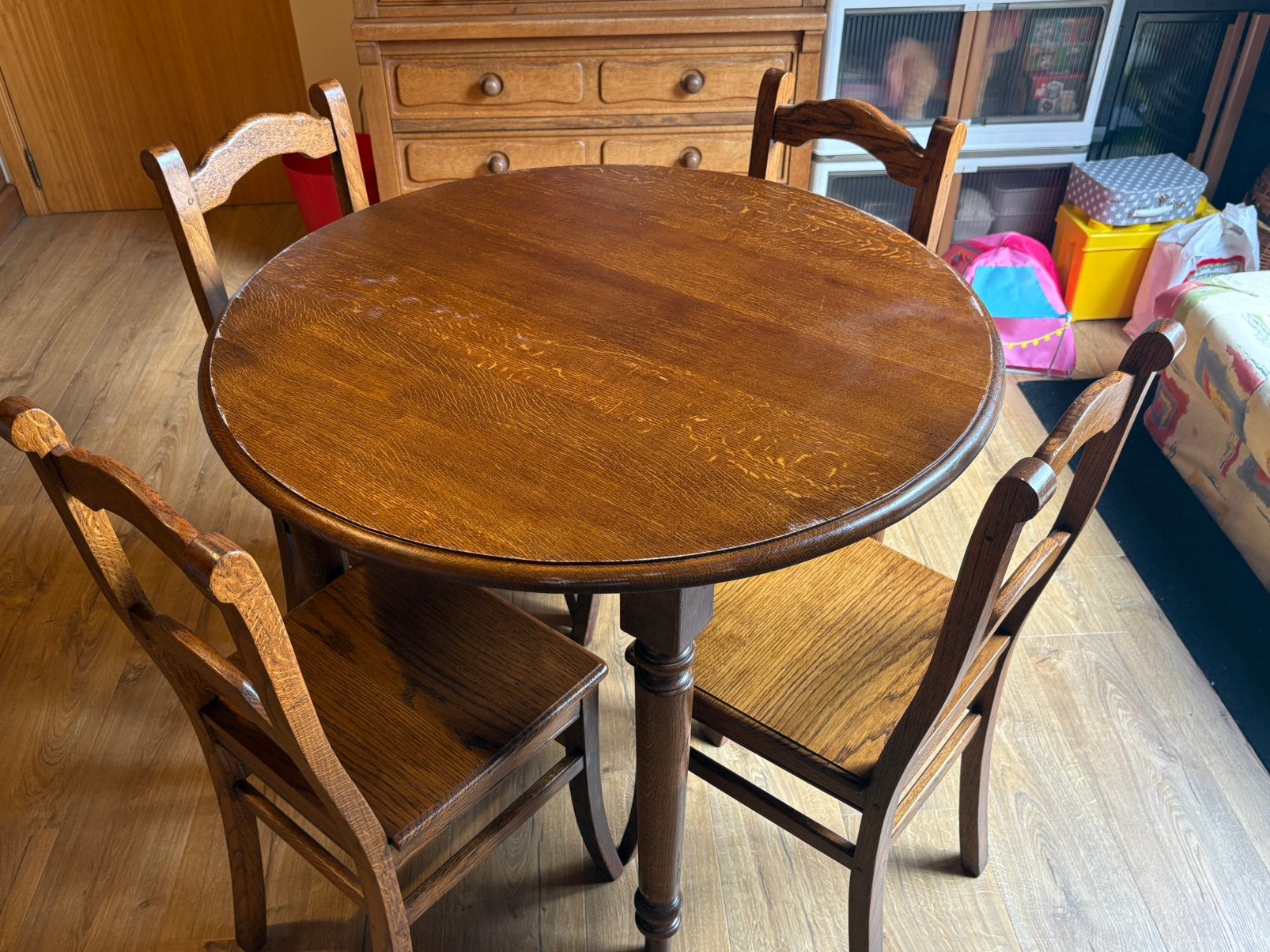 Table ronde et ses 4 chaises en chêne, Maison & Meubles, Enlèvement, Utilisé
