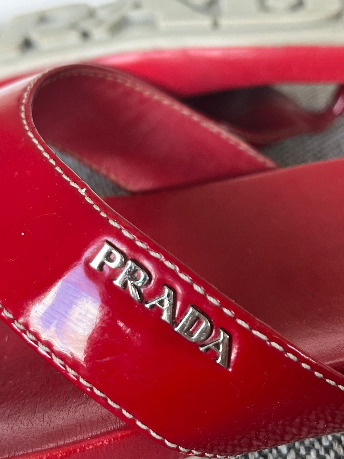Pantoufles et sandales Prada en cuir verni rouge, Rouge, Porté, Sandales de bain, Envoi