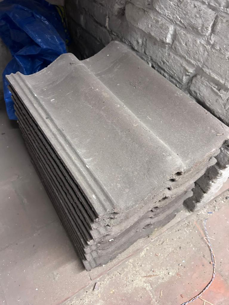 Dakpannen gratis af te halen 12 stuks, Doe-het-zelf en Bouw, Ophalen, Gebruikt, Steen of Klei, Dakpannen