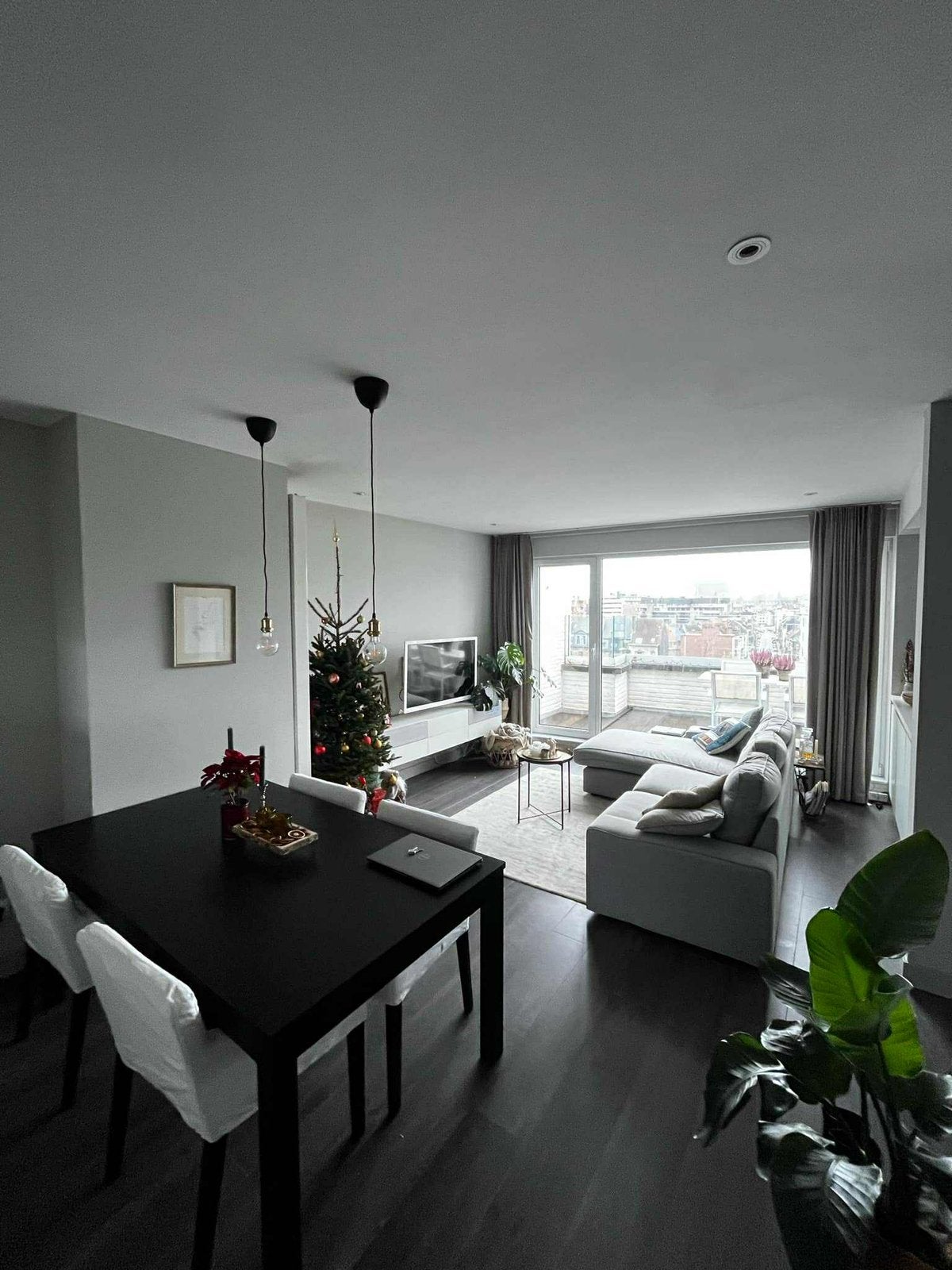 Witte stoelen met zwarte poten, gratis op te halen, Enlèvement, Comme neuf