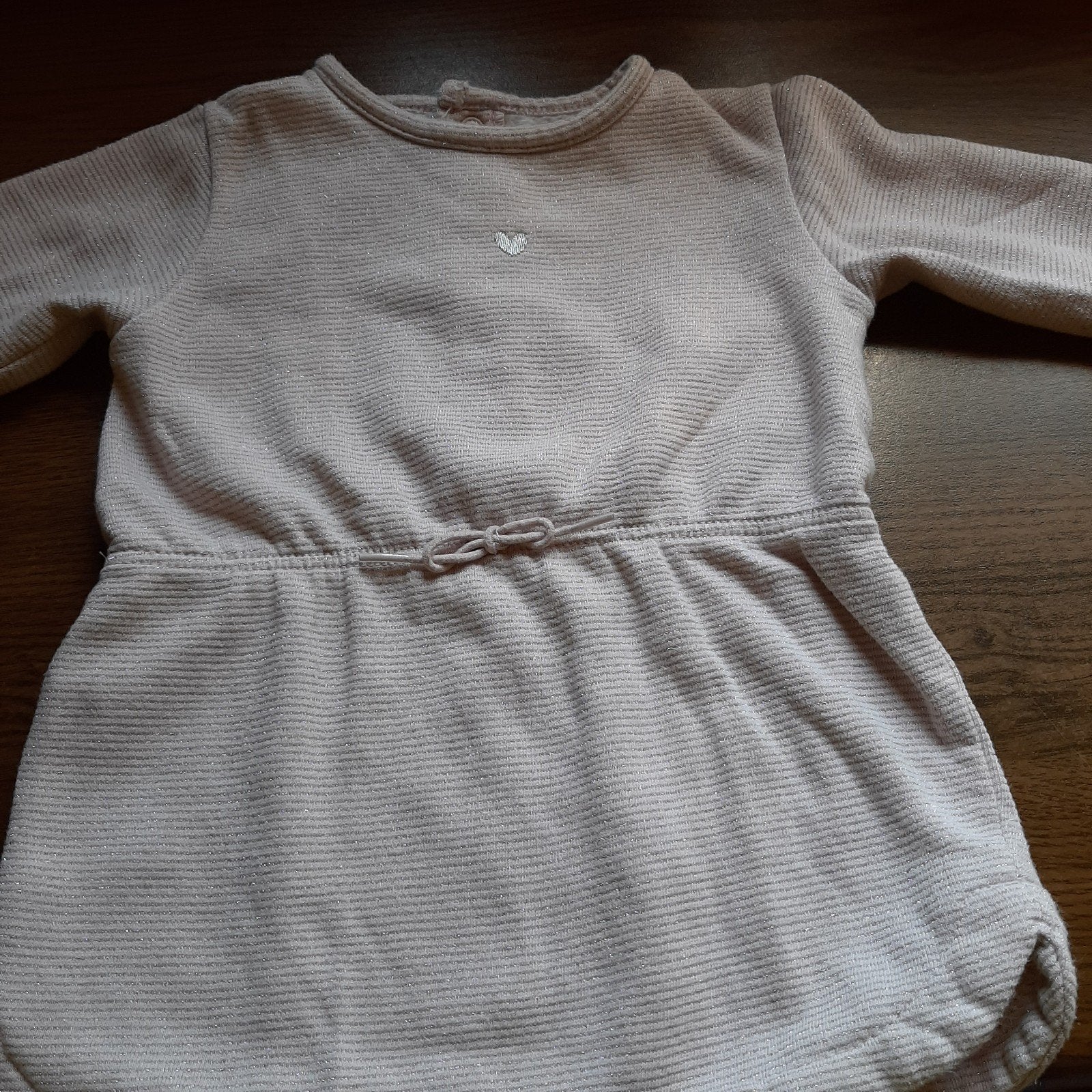 Mooi roze kleedje met fijne grijze streepjes 18 maanden, Kinderen en Baby's, Kinderkleding | Maat 92, Ophalen