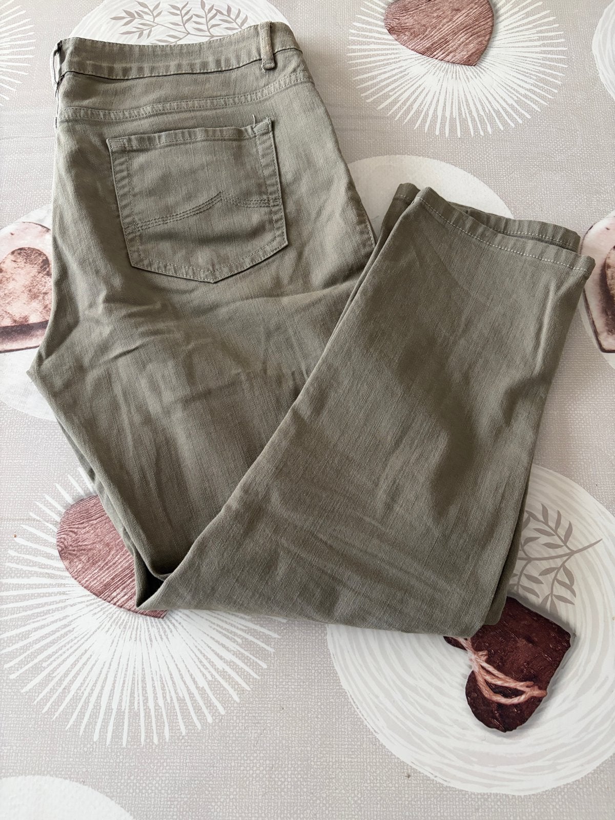 Pantalon droit Cassis kaki taille 44, Vêtements | Femmes, Enlèvement ou Envoi, Comme neuf, Vert