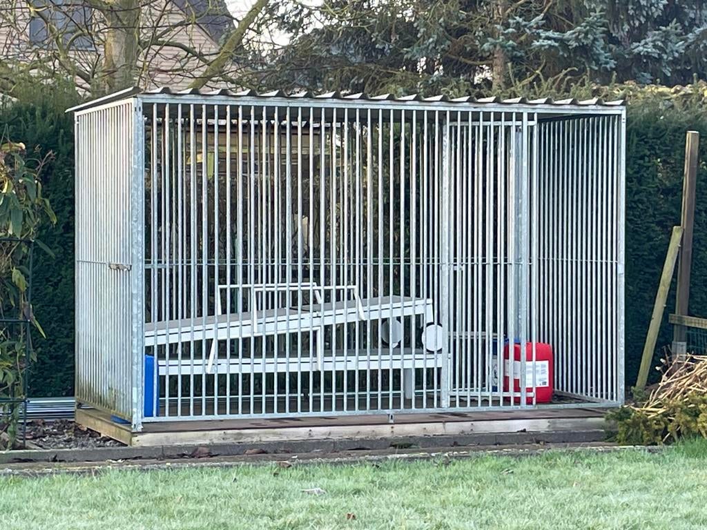 Hondenren 3m x 1,5m, spijlen 5 cm, Ophalen, Zo goed als nieuw, Hondenhok