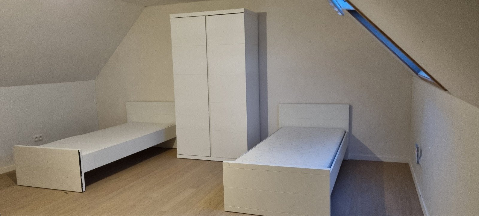 2 bedden met lattenbodem en matras + kleerkast., Huis en Inrichting, Ophalen, Gebruikt, Eenpersoons, Wit