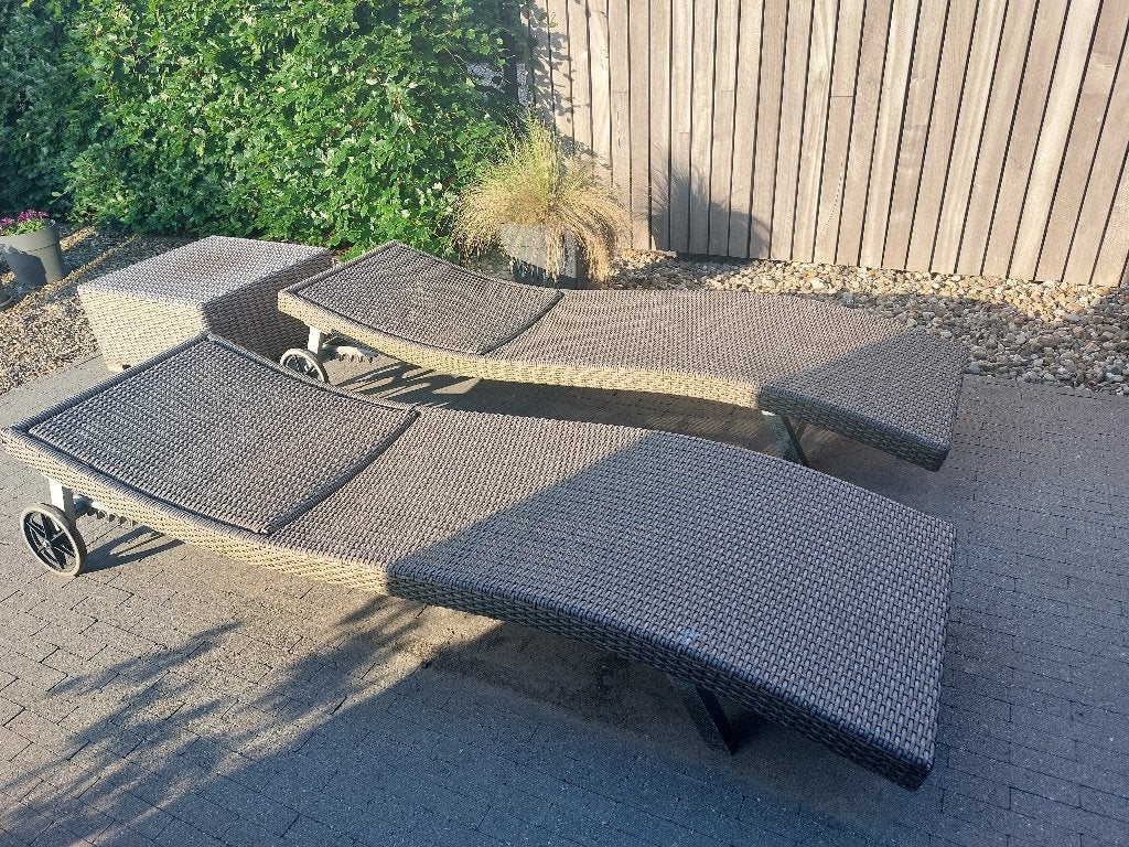 Ligbed ( 2stuks) grijs, Jardin & Terrasse, Chaises longues, Enlèvement, Comme neuf, Osier, Mobile