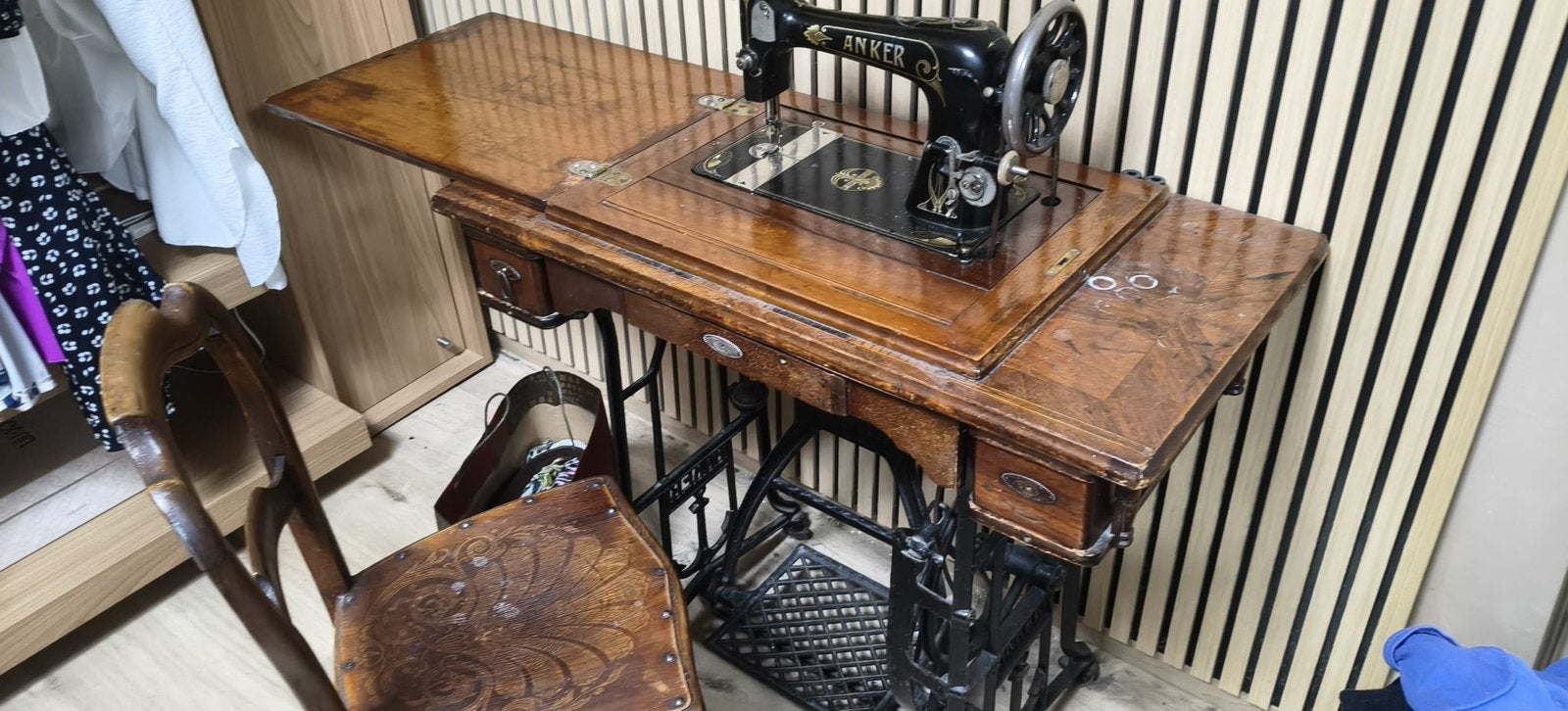 Machine à coudre d'escalier Anker - originale avec chaise, Antiquités & Art, Enlèvement