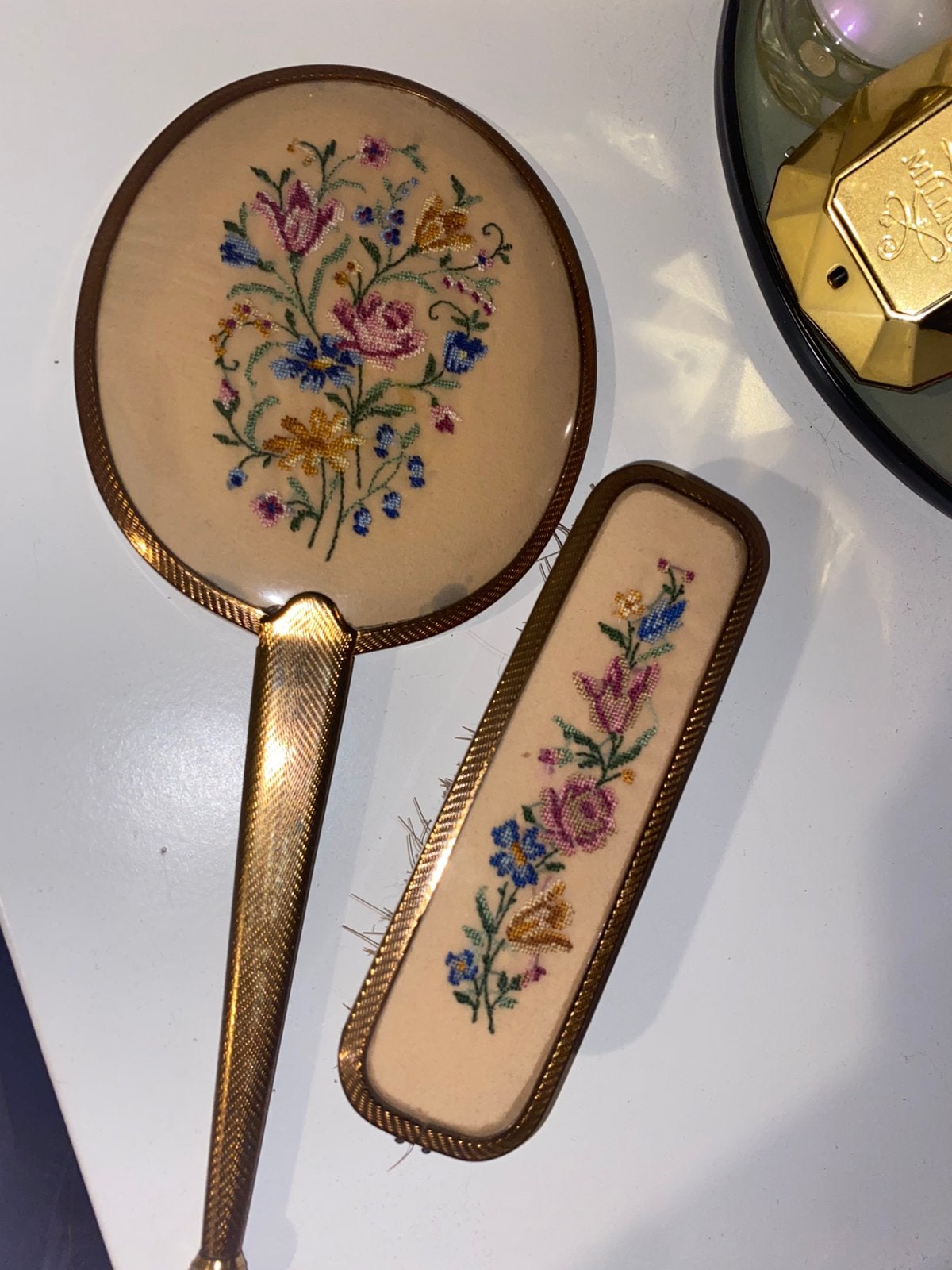 Vintage handspiegel en haarborstel set met   borduurwerk, Antiek en Kunst, Ophalen, Ovaal, 150 tot 200 cm, 150 tot 200 cm