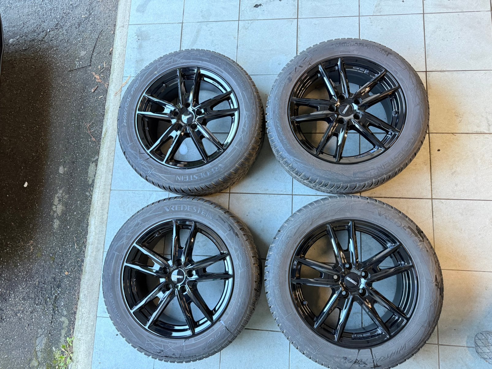 4 roues hiver –DEZENT KF Black 17” + Vredestein Wintrac Pro+, Pneus et Jantes, Pneus hiver, 17 pouces, Enlèvement