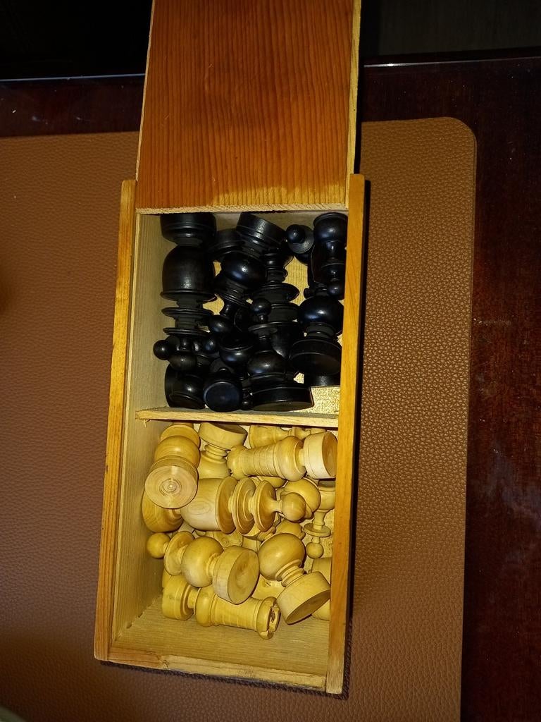 Doos met 32 houten schaakstukken, Ophalen of Verzenden