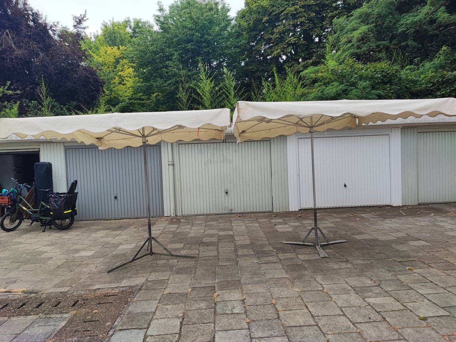 2 parasols 3m x 2,5 m + chandelles et pieds lyonnais, Enlèvement