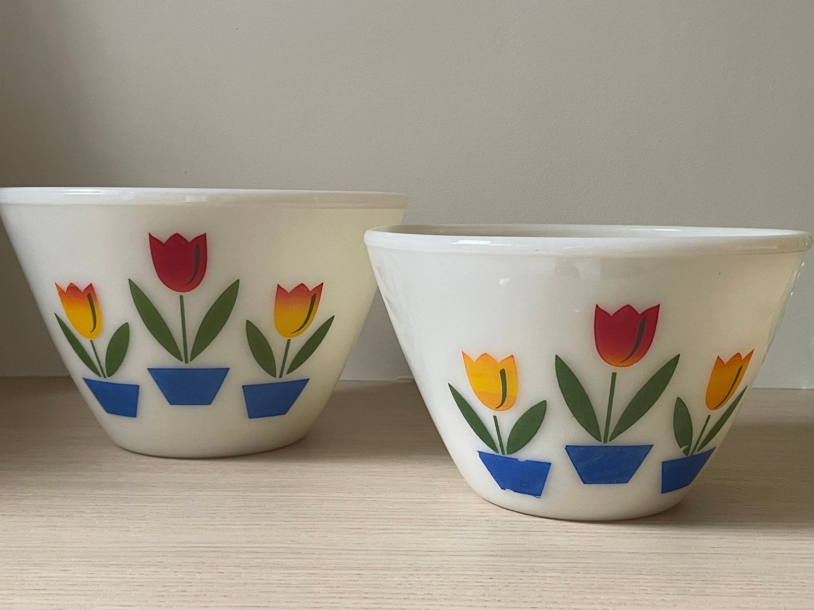 Bol à mélanger Vintage Fire King Motif tulipe, Antiquités & Art, Enlèvement ou Envoi
