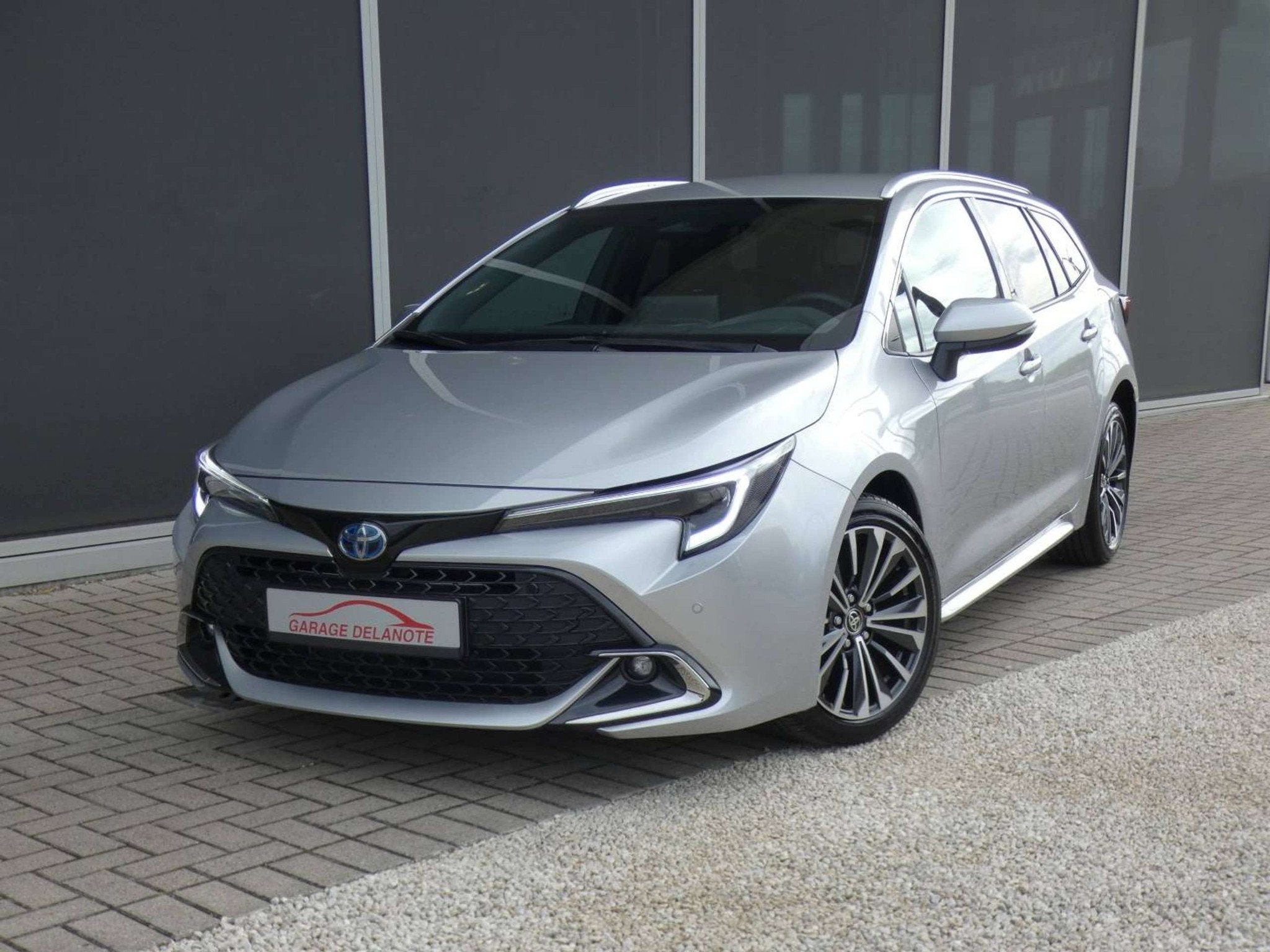 Toyota Corolla 1.8 Hybrid STYLE+TECH PACK 140pk +Elektrische, 1300 kg, Gebruikt, Zwart, 4 cilinders