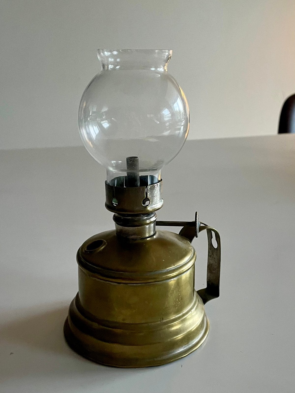 Petite lampe huile /petrole +/-1930 en laiton . Hauteur 18cm, Antiquités & Art, Enlèvement