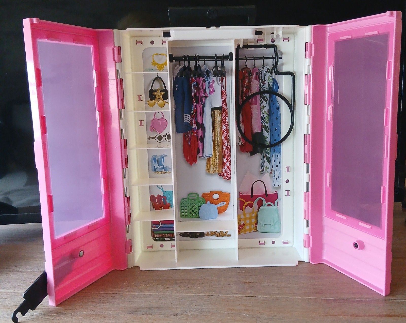 Armoire Barbie, voiture, camping-car et 2 barbies avec acces, Enlèvement, Utilisé, Accessoires