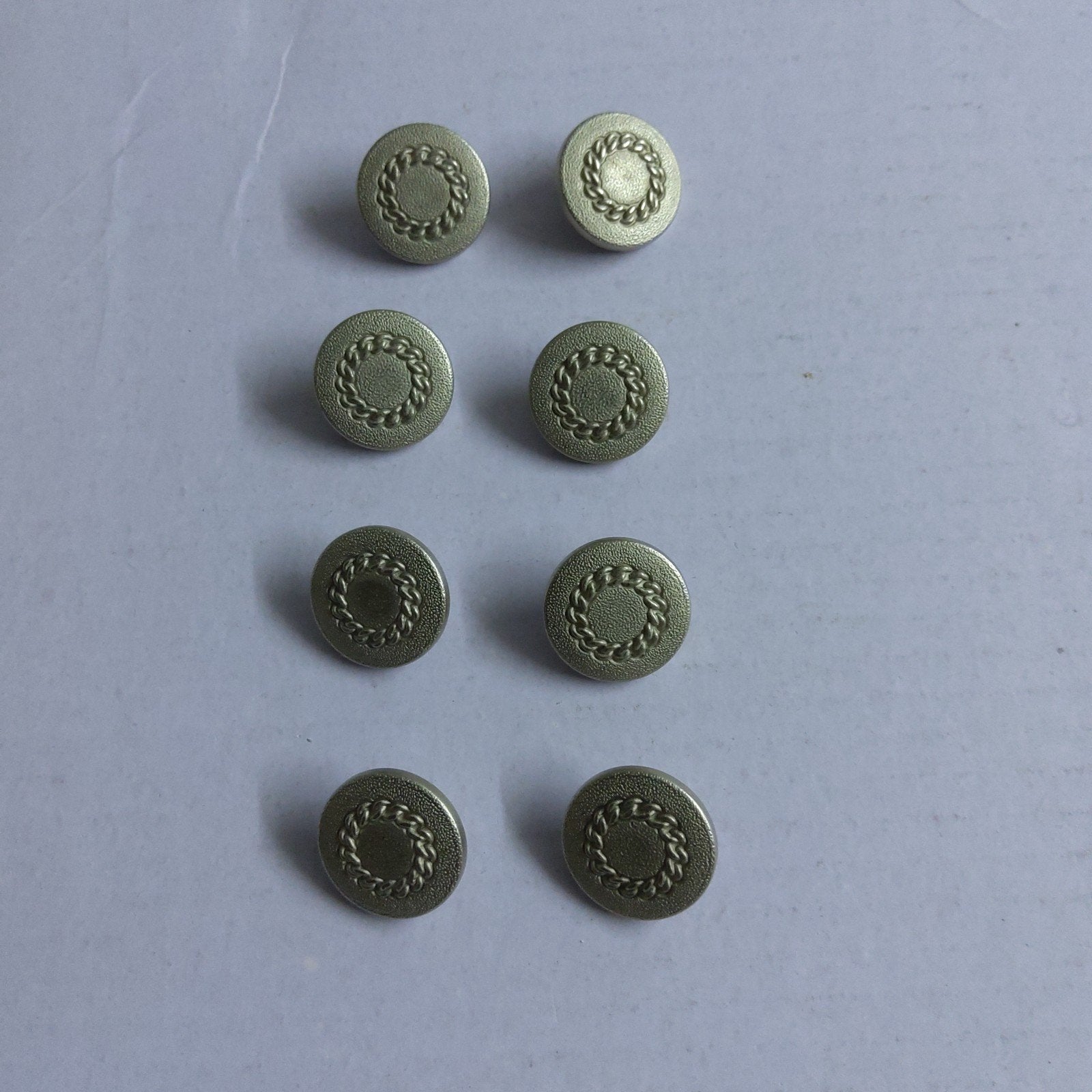 8 vintage metalen knopen zilverkleurig. 17 mm (26L), Hobby en Vrije tijd, Ophalen of Verzenden, Zo goed als nieuw, Knoop of Knopen