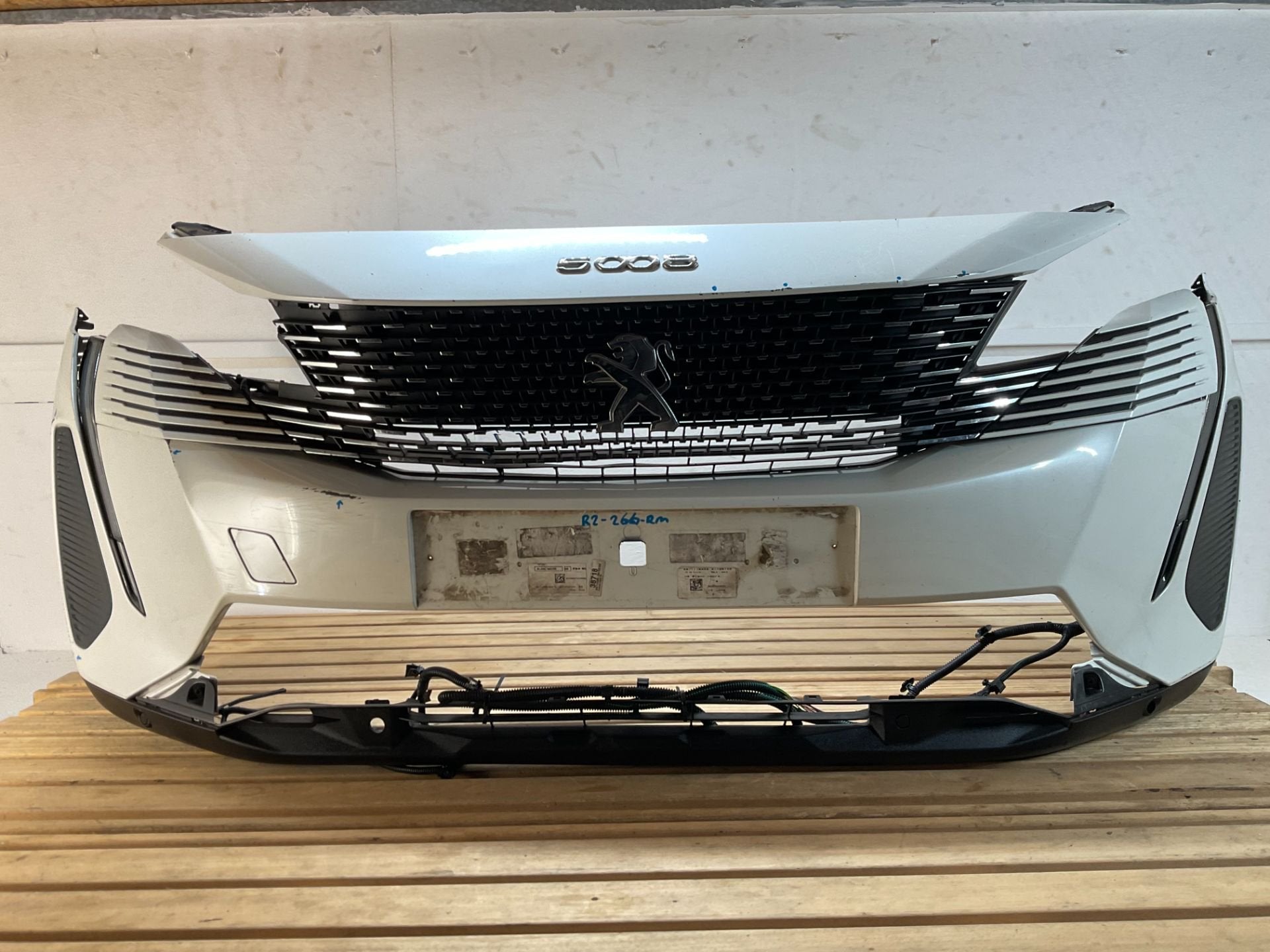 Pare-chocs avant Peugeot 3008 5008 2021-2024 avec feux de po, Taurusavenue 1
2132 LS  Hoofddorp, NL, Contact.group@renault.com
