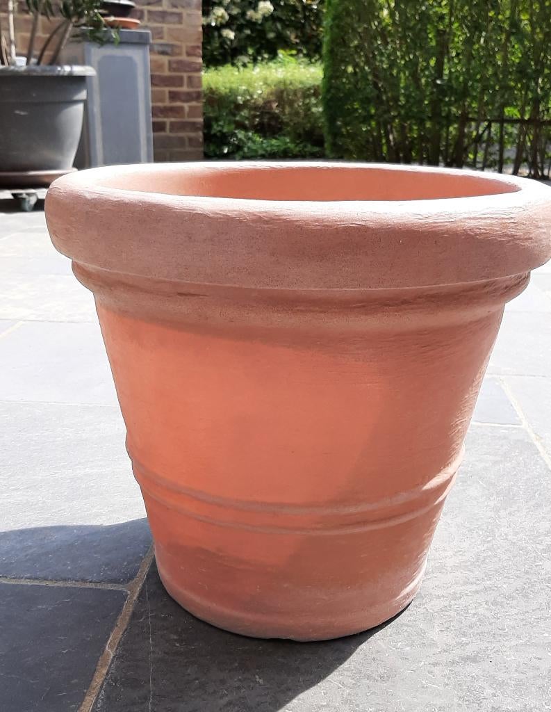 Te koop: Licht bruine pvc bloempot van De Florus Grace., Tuin en Terras, Bloempotten, Kunststof, Rond, Zo goed als nieuw, Minder dan 40 cm