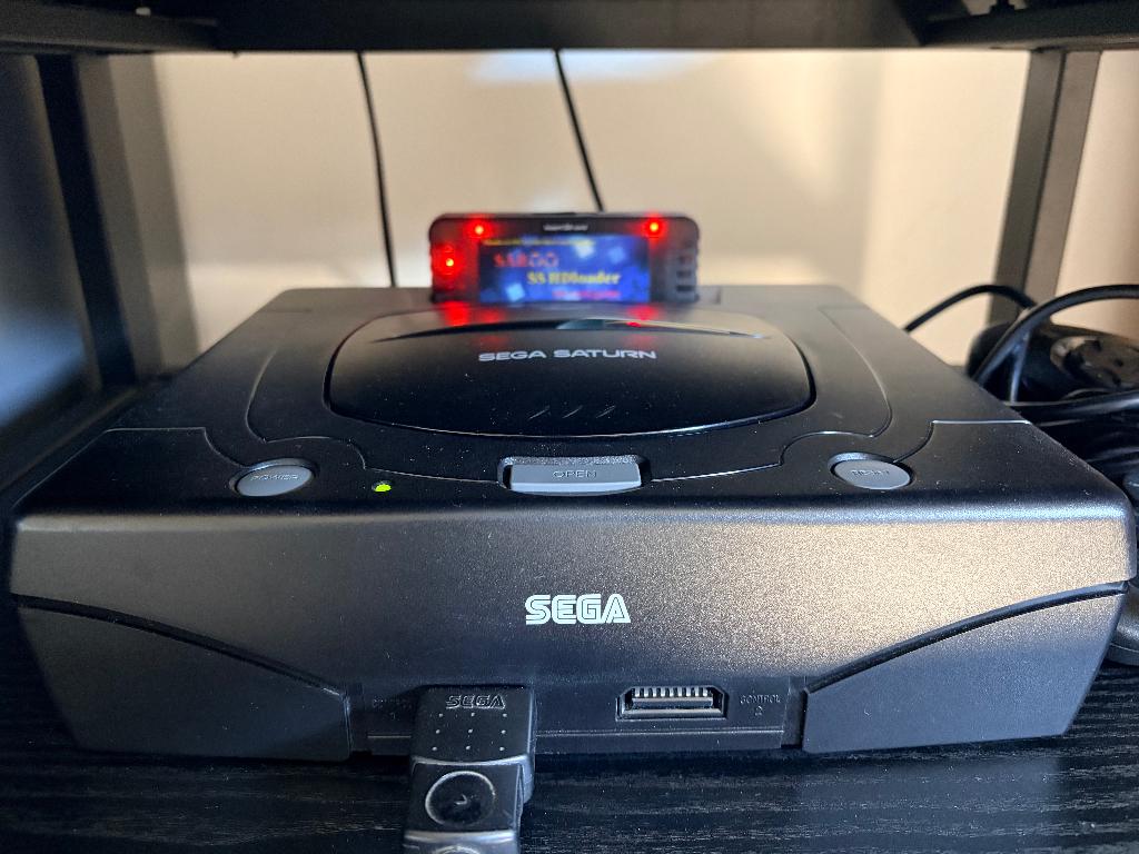 Sega Saturn + Saroo (600 games op SD) + 6 boxed g. + acc., Games en Spelcomputers, Spelcomputers | Sega, Ophalen, Gebruikt, Met games