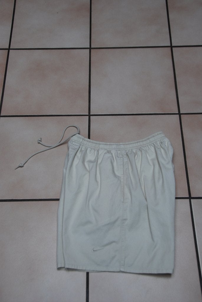 Short de tennis "Nike" beige Taille M ou 48/52 comme NEUF!, Sports & Fitness, Tennis, Comme neuf, Vêtements, Nike, Enlèvement ou Envoi