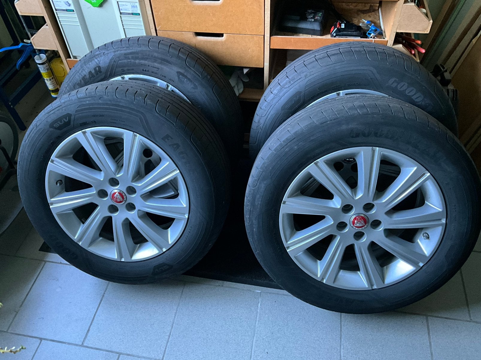 Velgen en banden van Jaguar E-pace in goede staat, Ophalen, Zomerbanden, Velg(en)