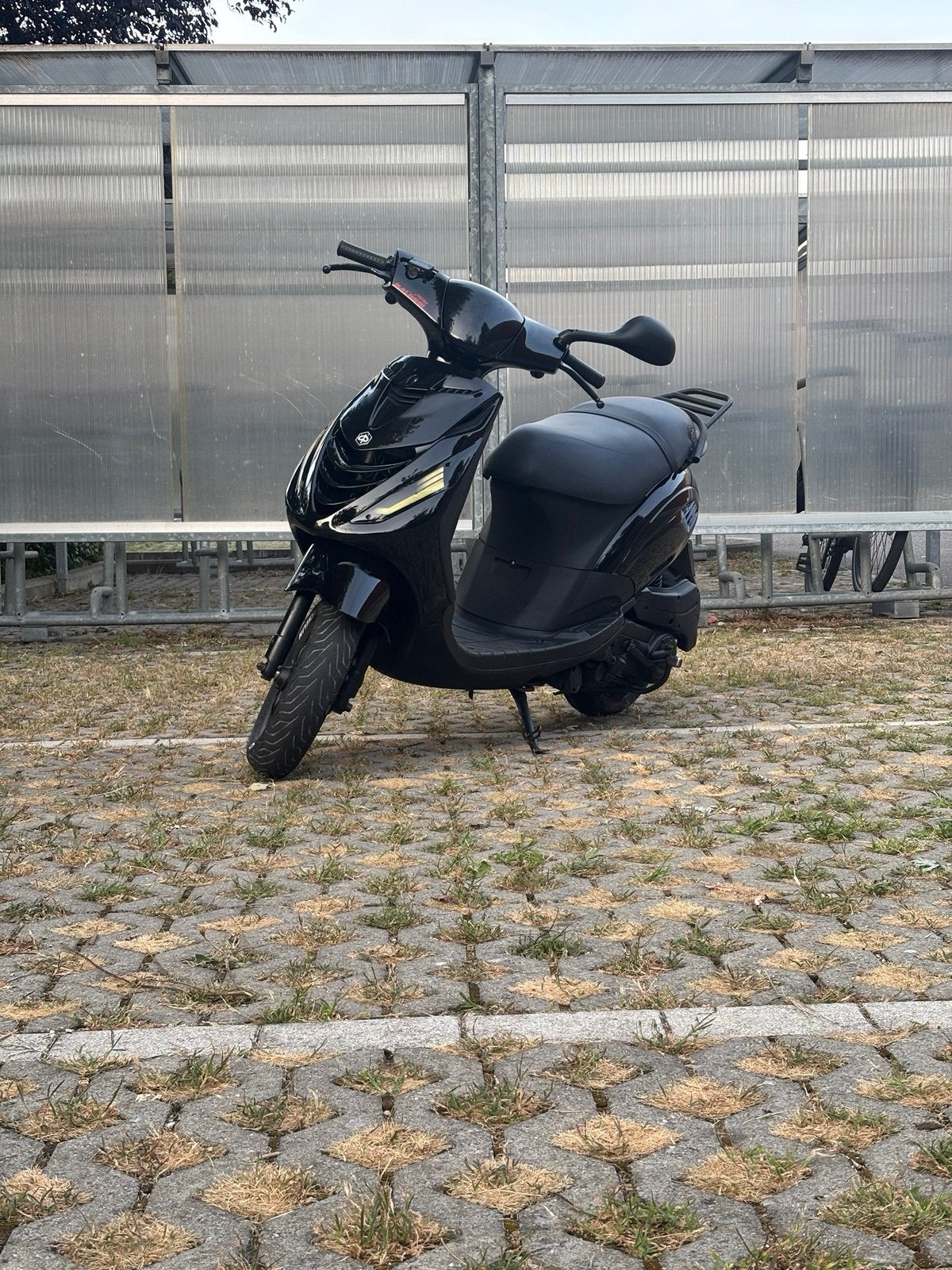 Zip 4t klasse a teruil tegen nette 2t klasse a, Fietsen en Brommers, Scooters | Piaggio, Ophalen, Zip, Klasse A (25 km/u), Zo goed als nieuw