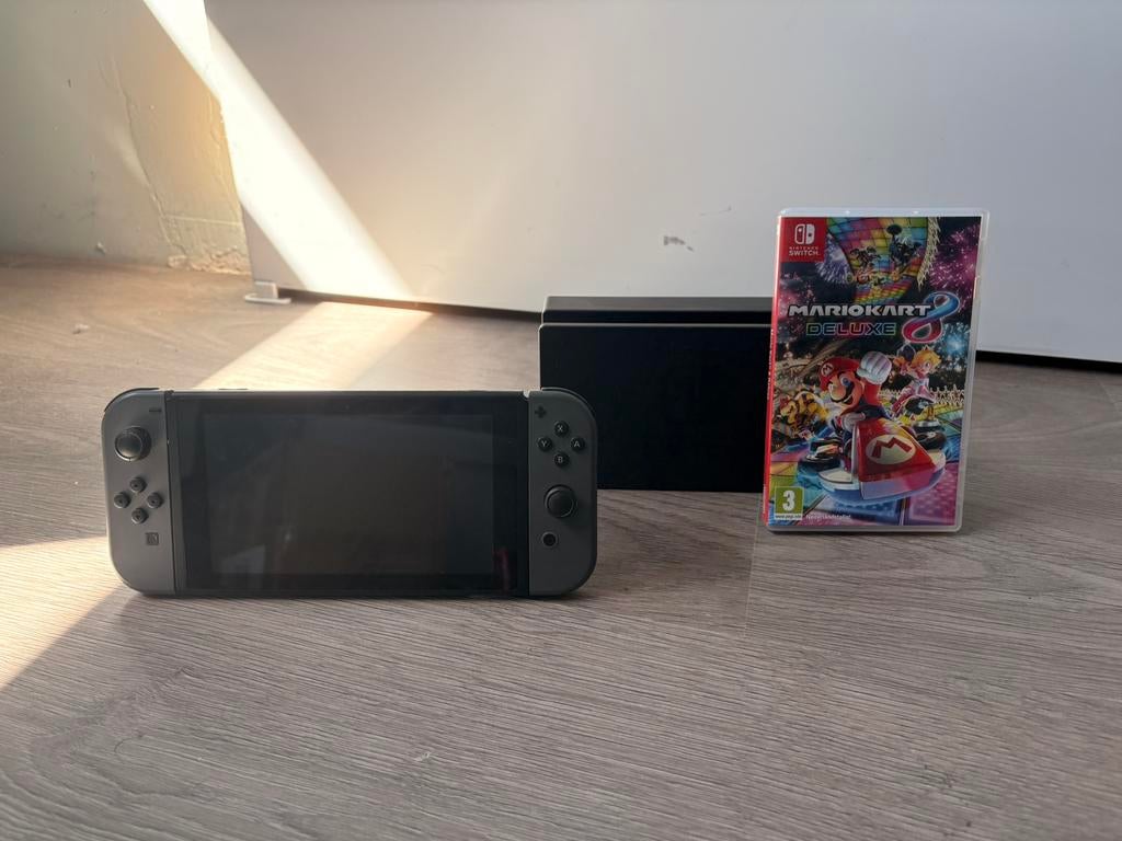Nintendo Switch + Mario Kart + 2 tassen, Games en Spelcomputers, Ophalen, Zo goed als nieuw, Switch 2019 Upgrade, Met games