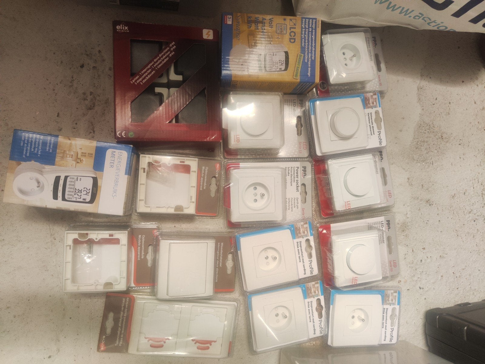 Grand lot d'électricité NEUF, Enlèvement