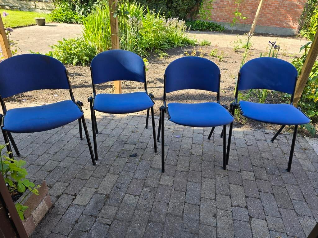 4 chaises empilables — tissu bleu/métal noir, Maison & Meubles, Chaises, Métal, Tissus, Bleu, Enlèvement