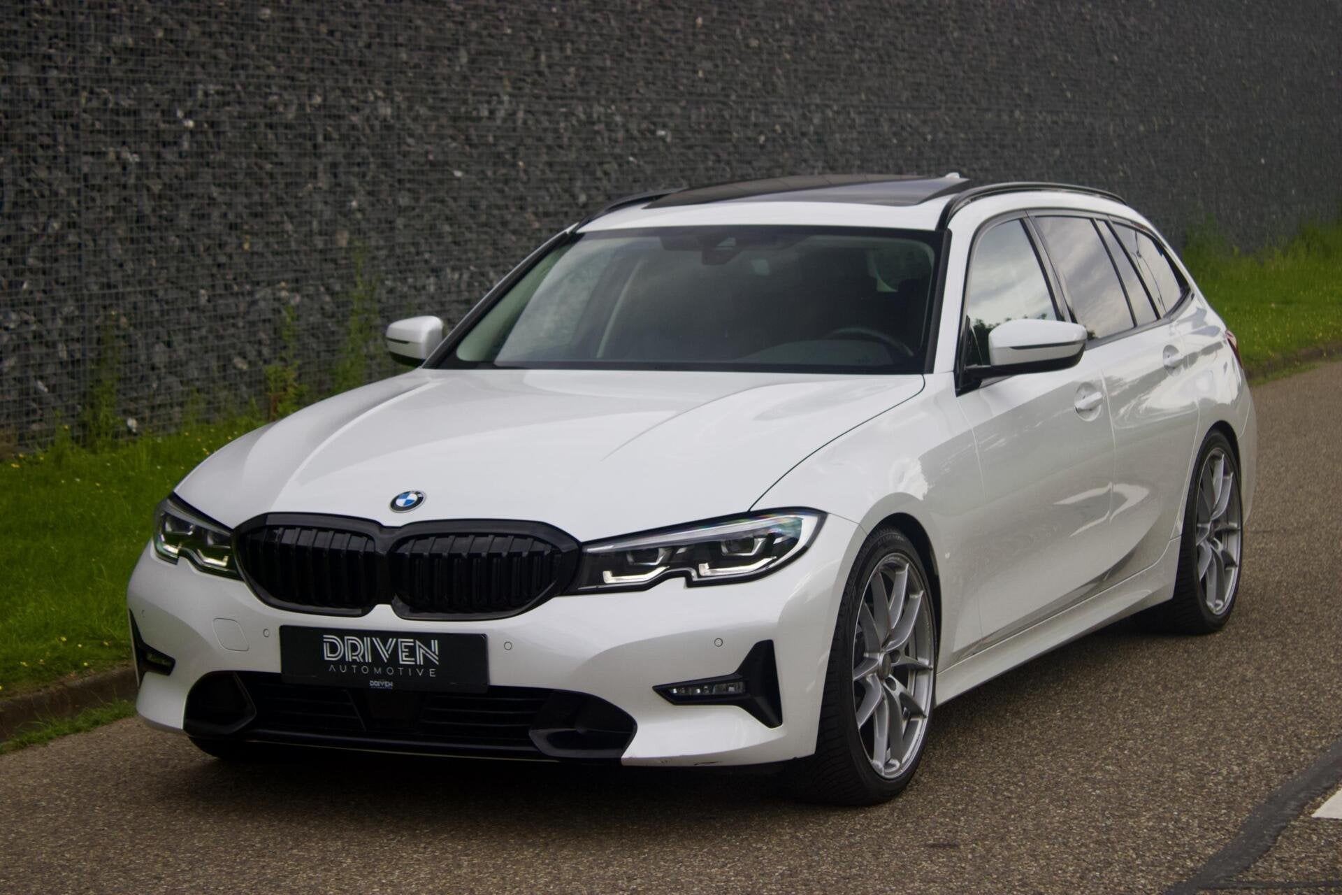 BMW 330i Touring|Pano- OZ - Parelmoer - Live Cockpit - 1 Eig, Automaat, Achterwielaandrijving, Gebruikt, Zwart
