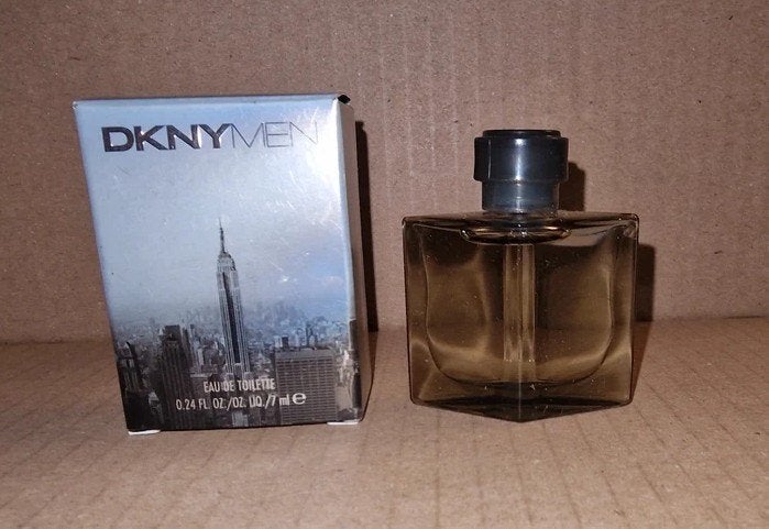 Miniature de parfum DKNY Men EDT 7 ml pleine, Bijoux, Sacs & Beauté, Envoi, Comme neuf