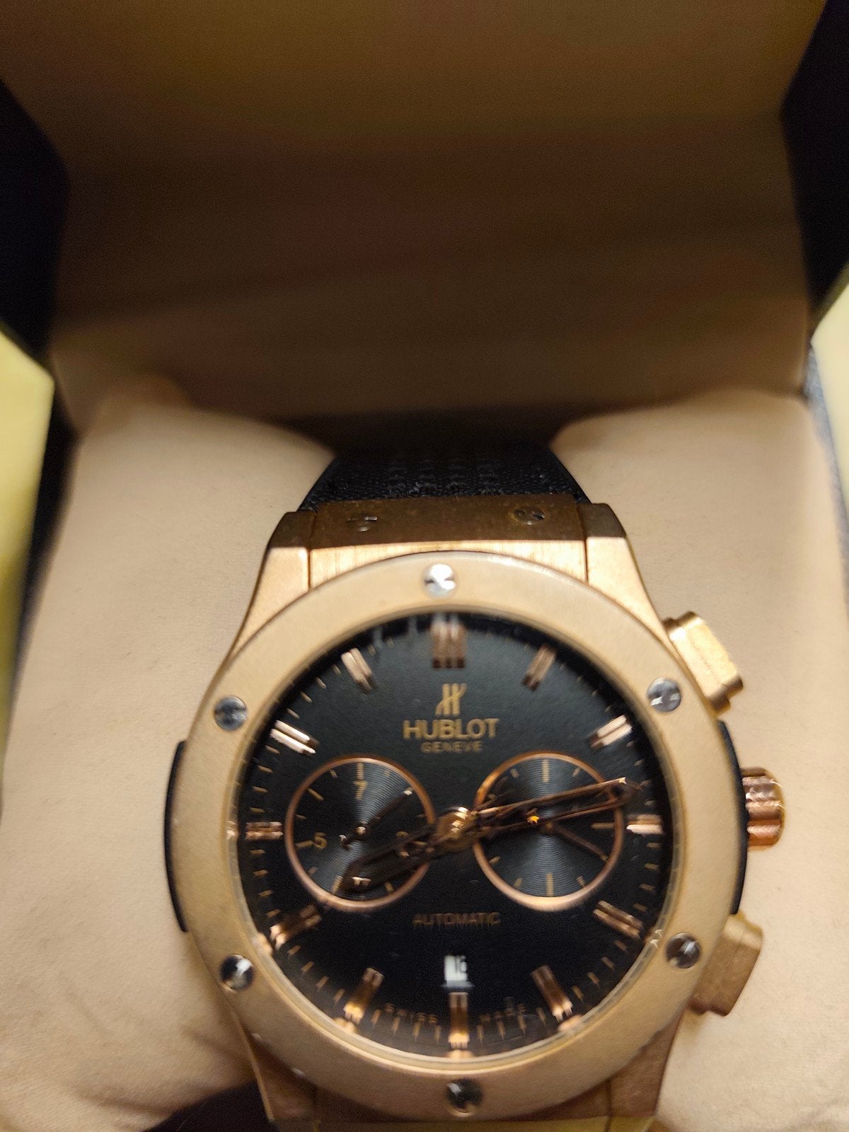 Montre représentant la marque Hublot Classic Fusion, Montre-bracelet, Autres marques, Enlèvement ou Envoi, Comme neuf