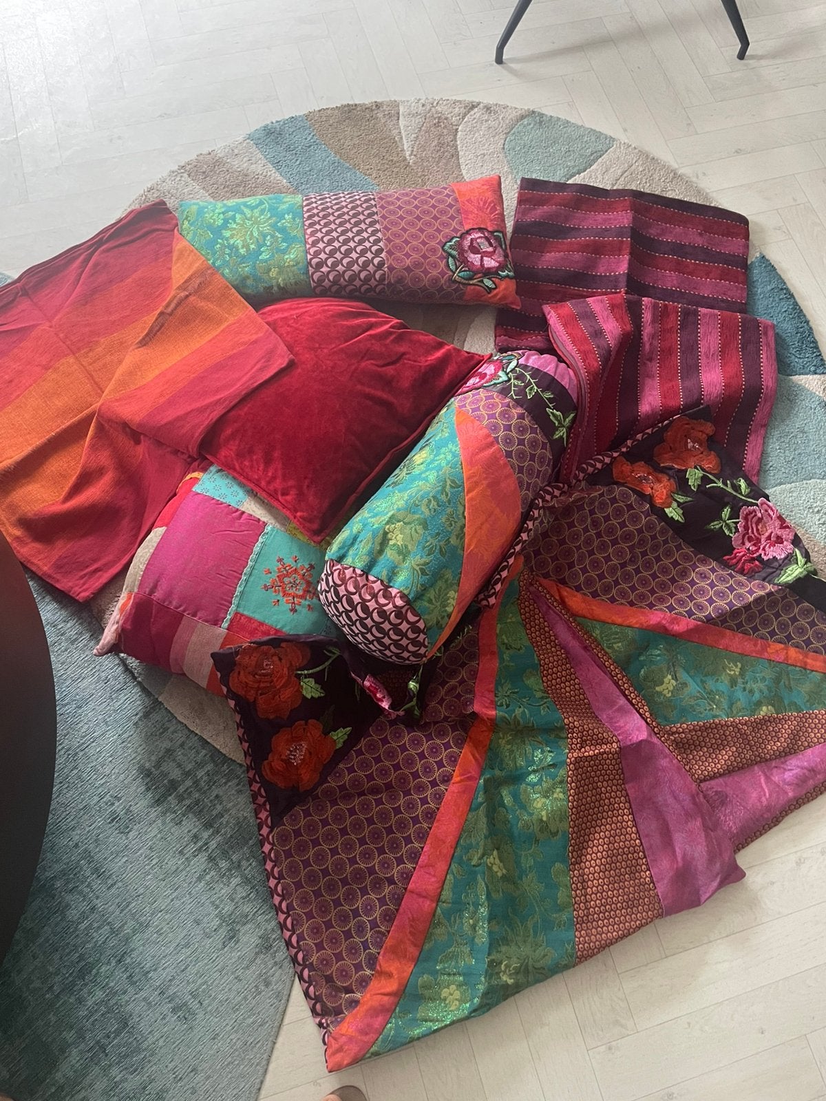 Coussins et housses colorés de Desigual, Enlèvement, Comme neuf