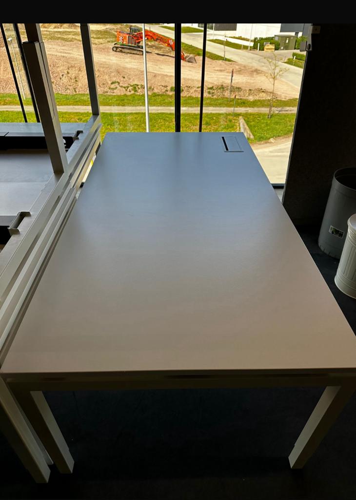 Bureau met kabeldoorvoer en kabelgoot, Ophalen, Gebruikt